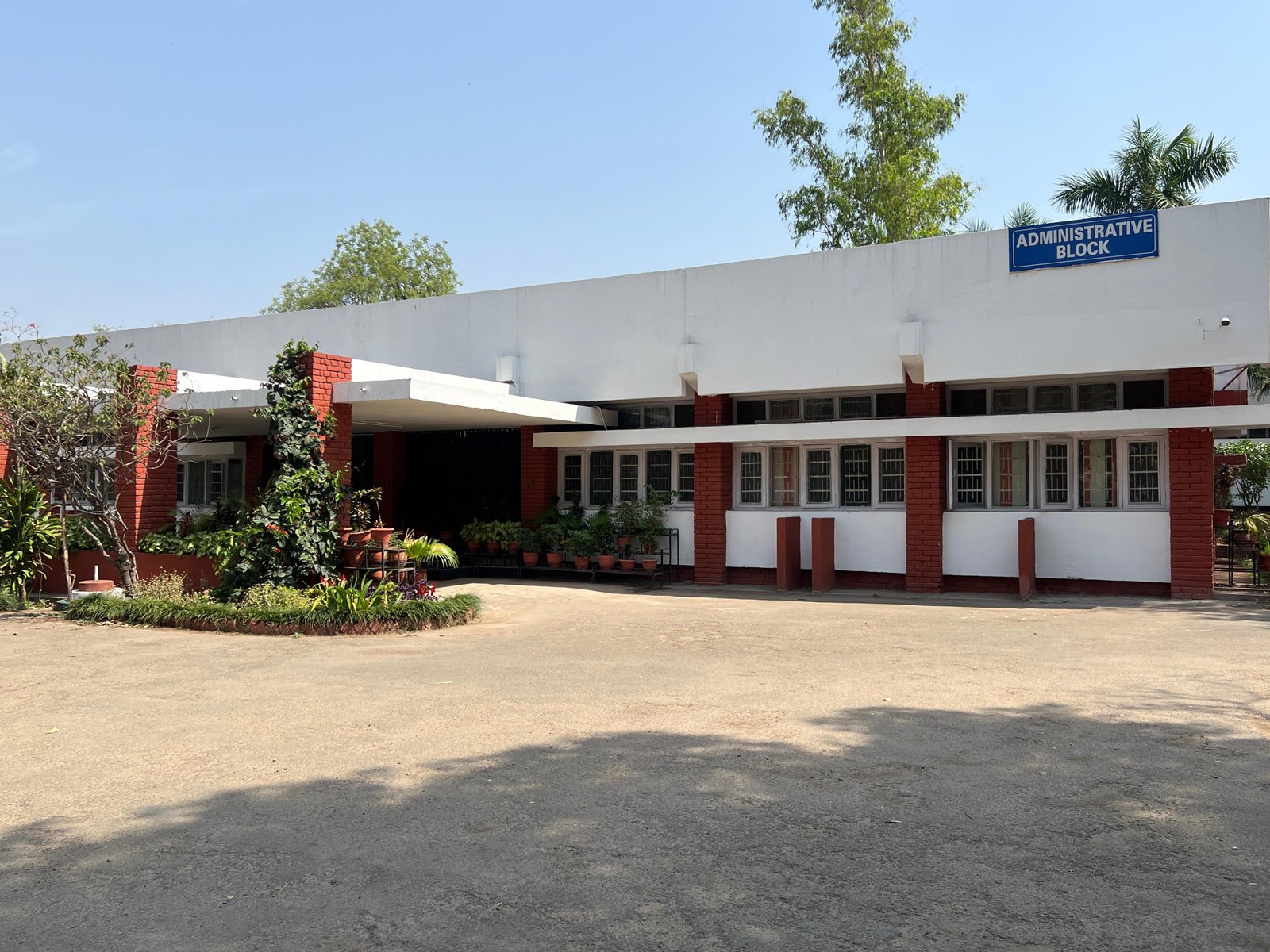 Front view of Smt. Aruna Asaf Ali Govt. P.G. College building with campus greenery